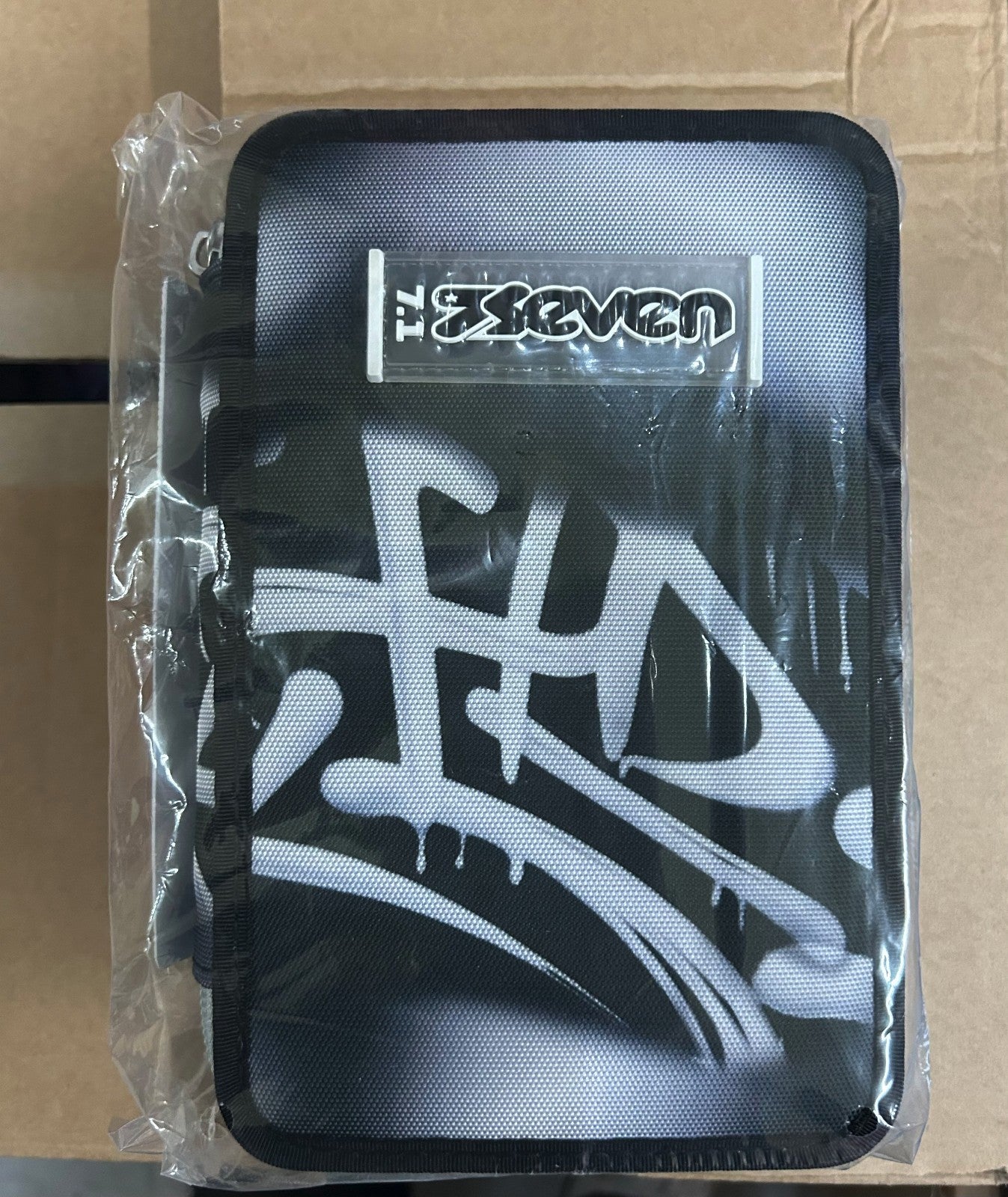 ASTUCCIO 3 ZIP SEVEN BOY CON GRAFFITI