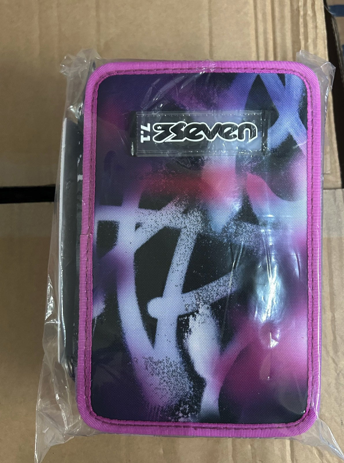 ASTUCCIO 3 ZIP SEVEN GIRL CON GRAFFITI